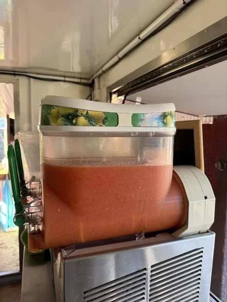 Jus de fruits frais maison au distributeur de la roulotte Hotu
